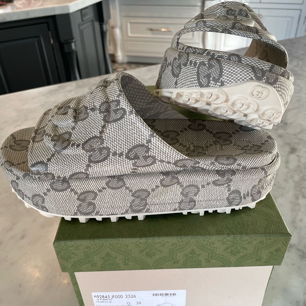 GUCCI 100% auth
Rubber GG Monogram
Womens Interlocking G Platform
Size 39